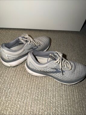 Brooks Women's Light Gray Athletic Running Shoes